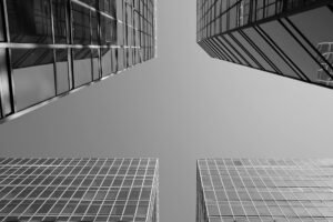 China fija PIB 4.5%-5% 2026: Oportunidades para Inversores HK