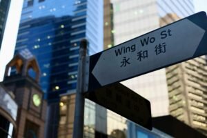Hang Seng cae 270 puntos: cómo invertir en la volatilidad actual
