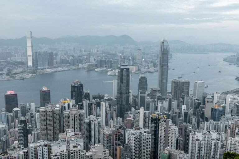 Hong Kong lidera OPIs mundiales con crecimiento del 489% en 2026