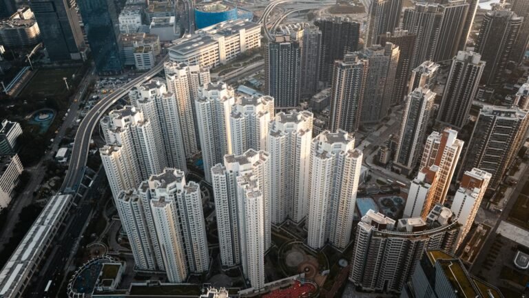 Hong Kong atrae inversión tras nuevas reformas financieras 2026